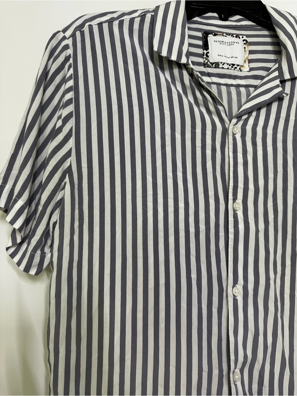 Denim & Flower Short-Sleeve Vertical Stripe Button-Up Shirt - Gray & White - Picture 2 of 5